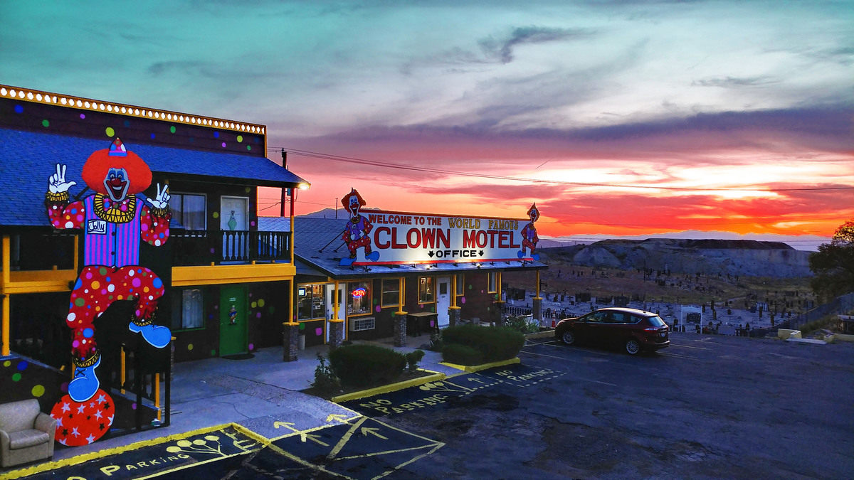 clown-motel - Sports Backers